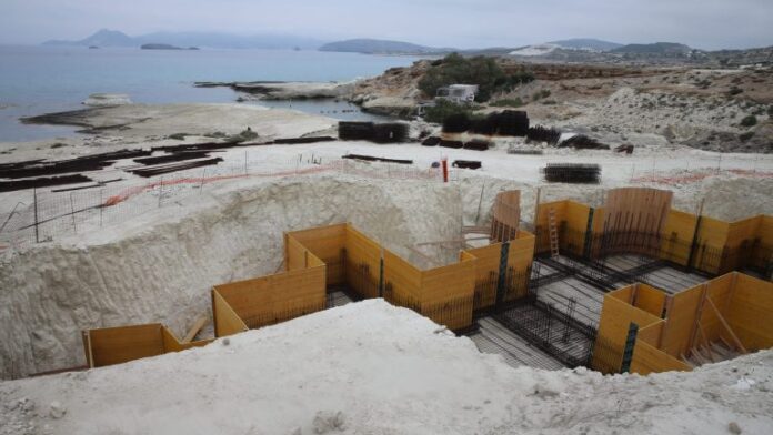 Δήμαρχος Μήλου: Περιβαλλοντική καταστροφή – Εκδόθηκαν οκτώ νέες άδειες για ξενοδοχεία