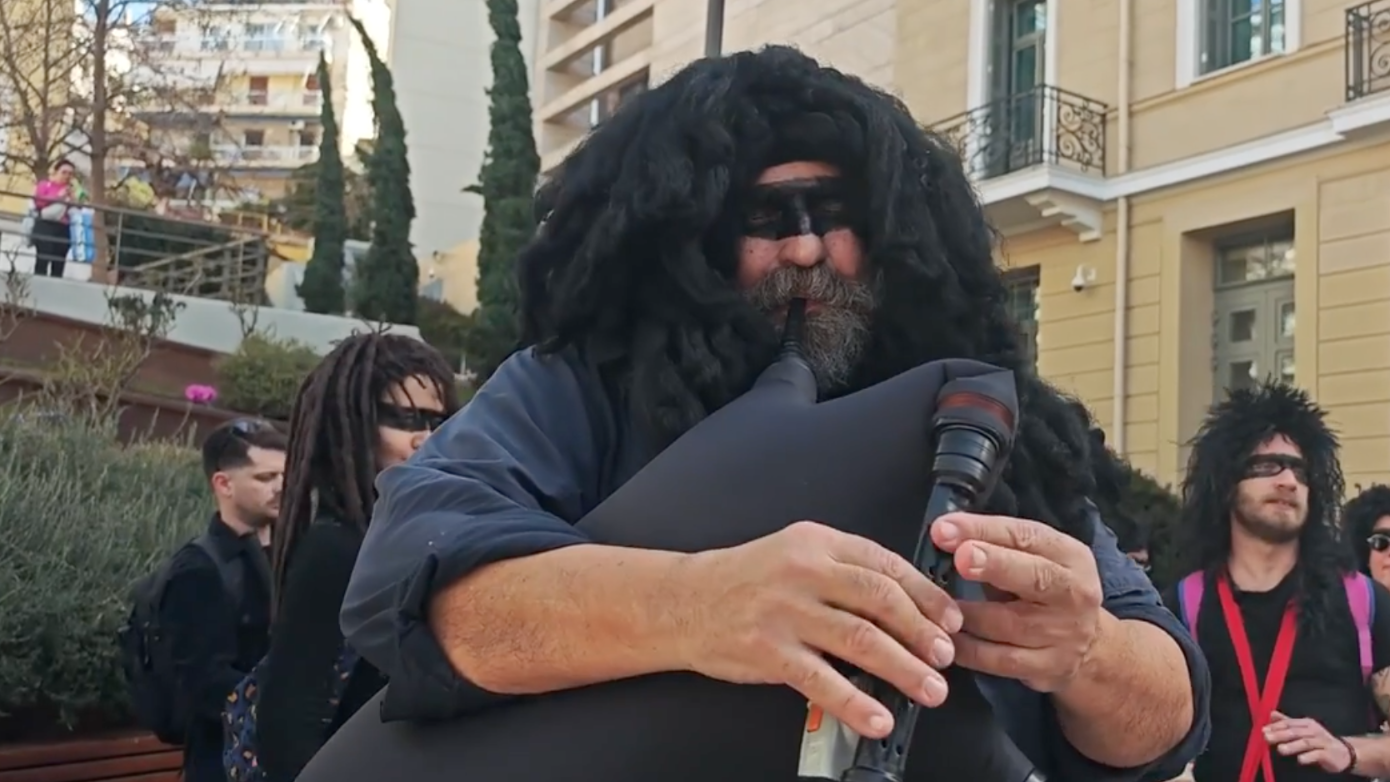 Απόκριες στην Αθήνα: Οι στιγμές από το παραδοσιακό «ξεφάντωμα» με γκάιντες και νταούλια