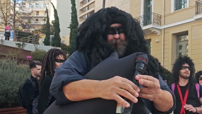 Απόκριες στην Αθήνα: Οι στιγμές από το παραδοσιακό «ξεφάντωμα» με γκάιντες και νταούλια