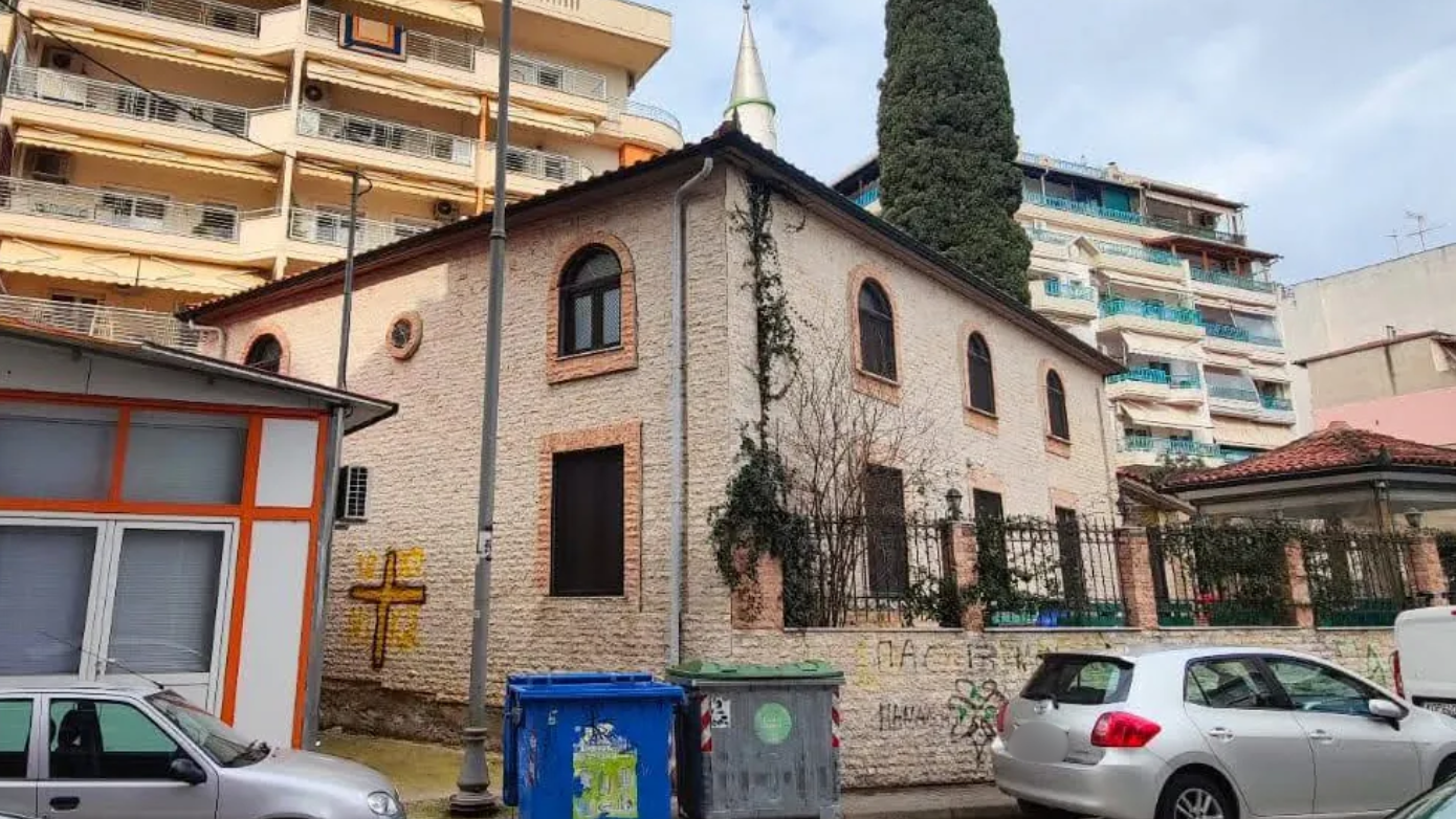 Ξάνθη: Άγνωστοι έβαψαν σταυρό σε τζαμί – Προκλητικές δηλώσεις από τον ψευδομουφτή