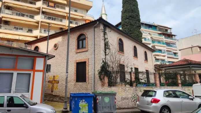 Ξάνθη: Άγνωστοι έβαψαν σταυρό σε τζαμί – Προκλητικές δηλώσεις από τον ψευδομουφτή
