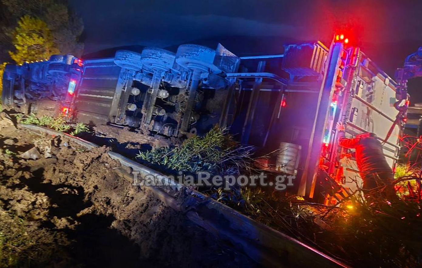 Σοβαρό ατύχημα στην εθνική Αθηνών-Λαμίας: Νταλίκα εκτράπηκε και ανετράπη