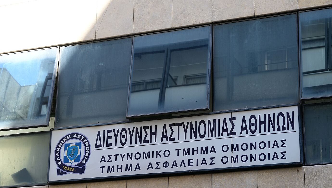 Κακοποίηση 19χρονης στο Α.Τ. Ομονοίας: Οι ένοχοι κατέγραφαν με κάμερα – Προβλήθηκε υλικό στη δίκη