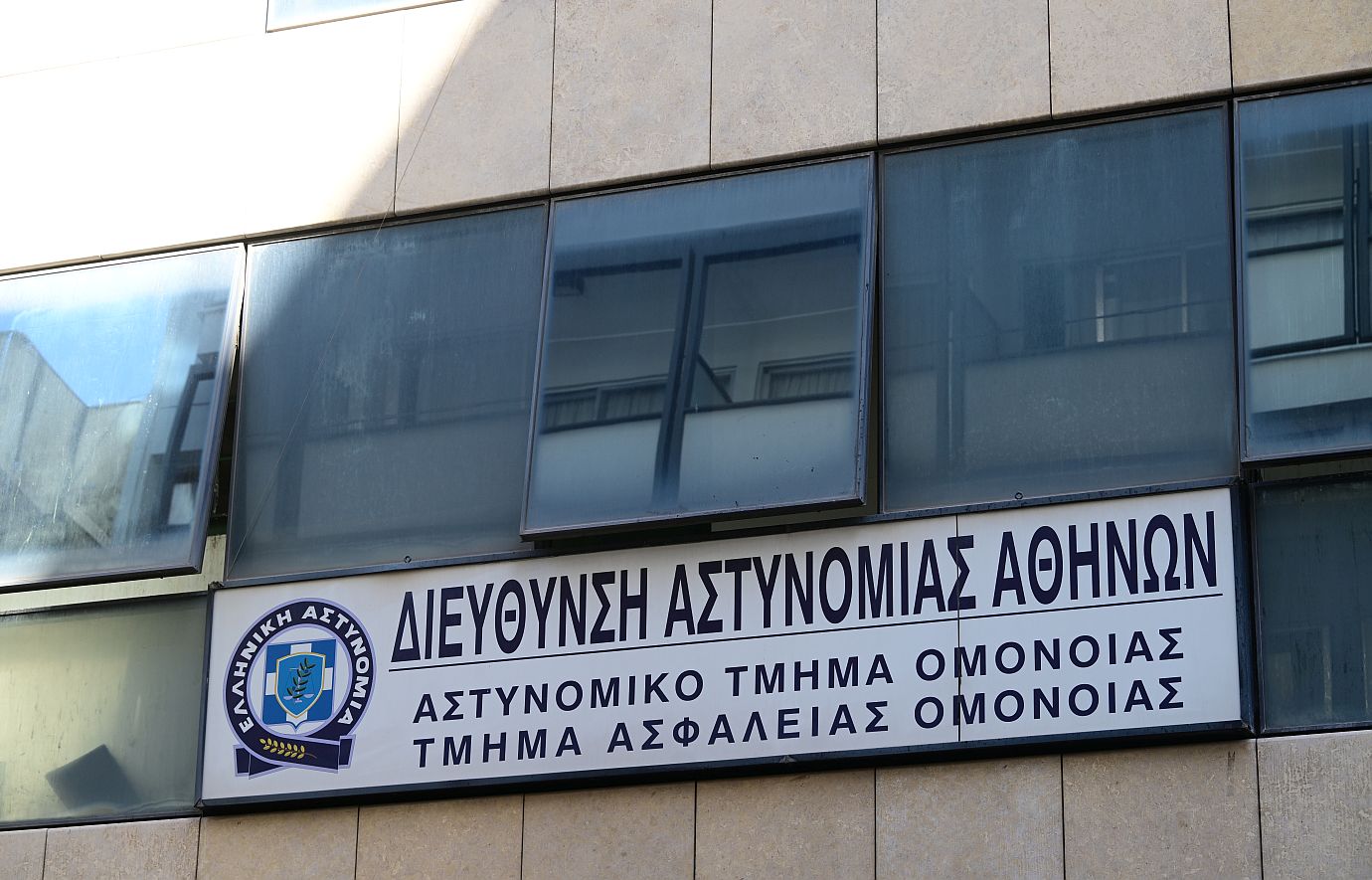 Κακοποίηση 19χρονης στο Α.Τ. Ομονοίας: Οι ένοχοι κατέγραφαν με κάμερα – Προβλήθηκε υλικό στη δίκη