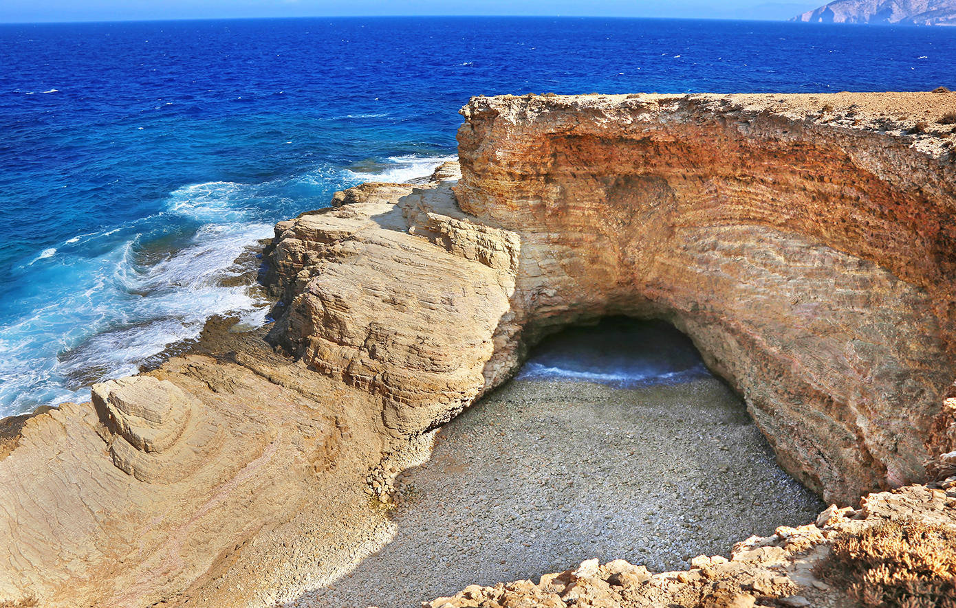«Φρένο» σε καντίνες και ξαπλώστρες σε παραλίες στα Κουφονήσια έπειτα από παρέμβαση Πιερρακάκη