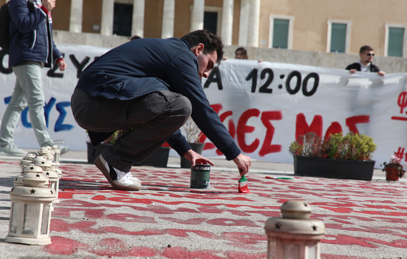 Αναγράφτηκαν εκ νέου τα ονόματα των νεκρών στη Βουλή – Καπνογόνα και διαμαρτυρίες για τα Τέμπη στο Σύνταγμα