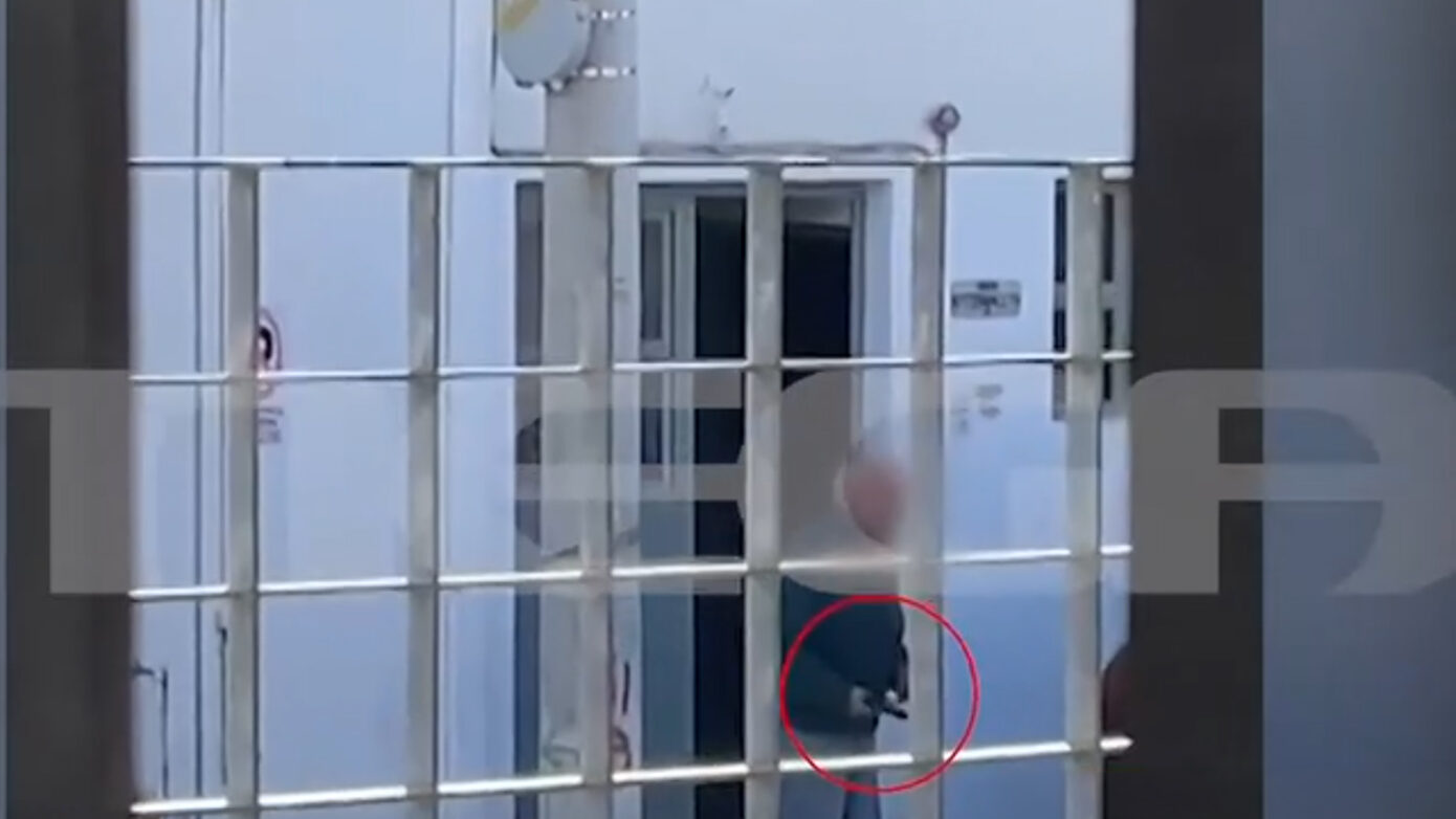 Βίντεο με 85χρονο που απειλεί μαθητές με όπλο στο σχολείο στου Ρέντη – Πανικόβλητη φυγή των παιδιών