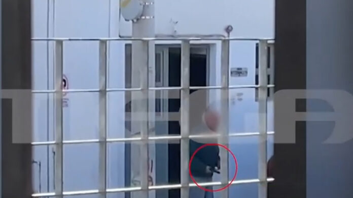Βίντεο με 85χρονο που απειλεί μαθητές με όπλο στο σχολείο στου Ρέντη – Πανικόβλητη φυγή των παιδιών
