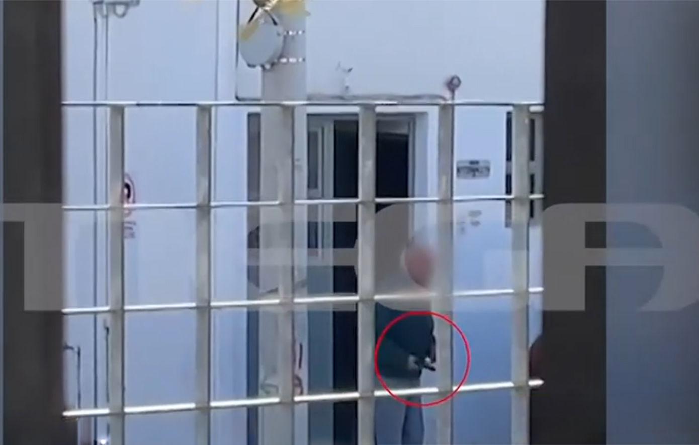 Βίντεο με 85χρονο που απειλεί μαθητές με όπλο στο σχολείο στου Ρέντη – Πανικόβλητη φυγή των παιδιών