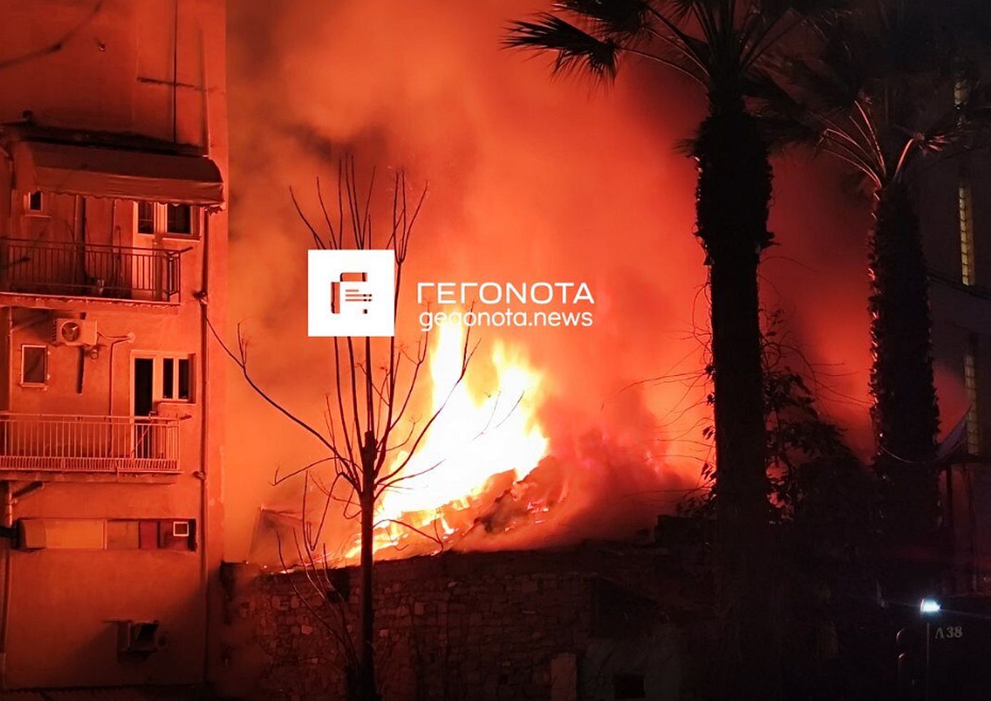 Σφοδρή πυρκαγιά στο Βόλο: Εκρήξεις κοντά στην εκκλησία του Αγίου Κωνσταντίνου – Δείτε εικόνες