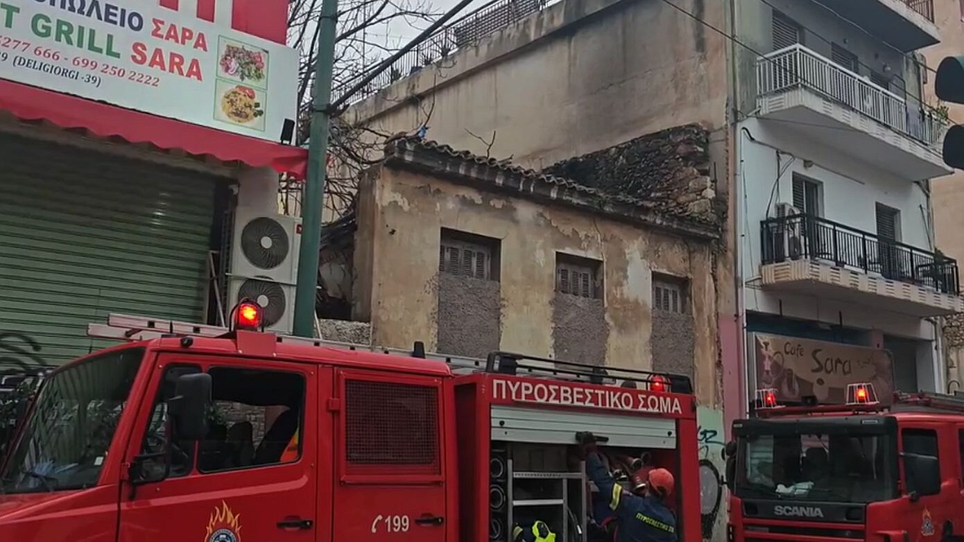 Η οδός Δεληγιώργη στο Μεταξουργείο αποκλείστηκε εξαιτίας πυρκαγιάς σε εγκαταλελειμμένο κτίριο