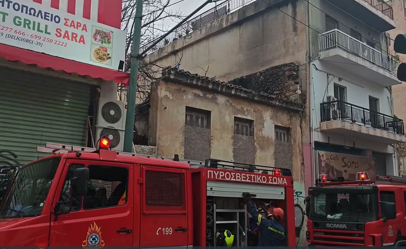 Η οδός Δεληγιώργη στο Μεταξουργείο αποκλείστηκε εξαιτίας πυρκαγιάς σε εγκαταλελειμμένο κτίριο