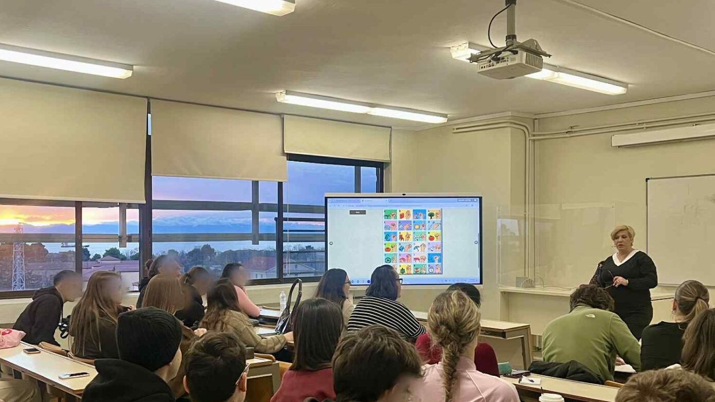 Δωρεάν σεμινάρια νοηματικής γλώσσας στο ΠΑΜΑΚ – Φοιτητές και καθηγητές υλοποιούν τη συμπερίληψη