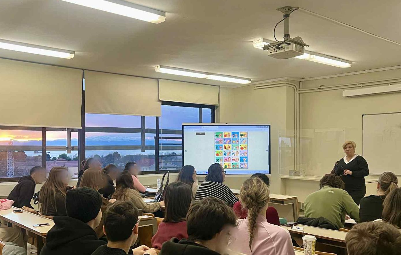 Δωρεάν σεμινάρια νοηματικής γλώσσας στο ΠΑΜΑΚ – Φοιτητές και καθηγητές υλοποιούν τη συμπερίληψη