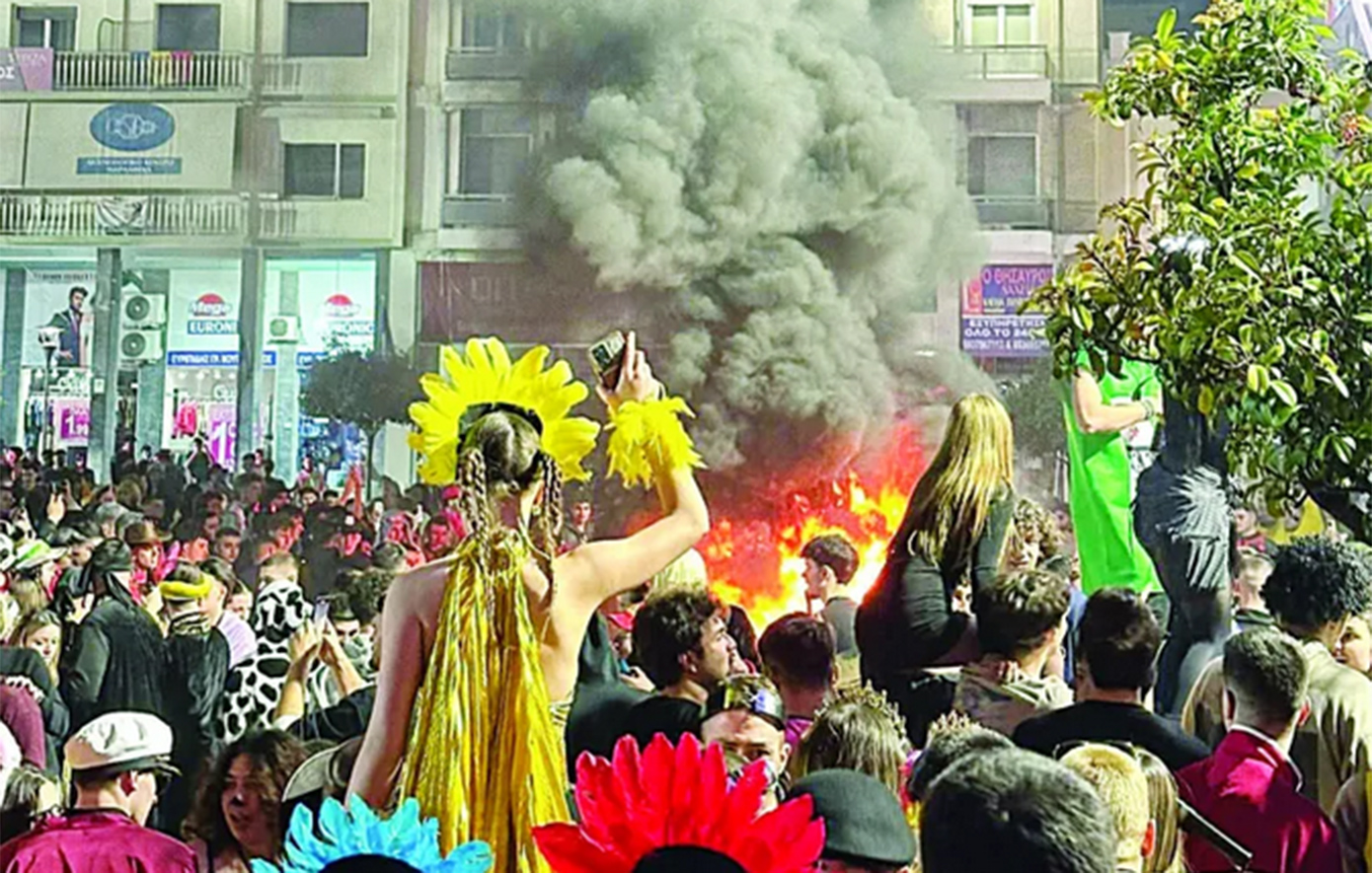 Στη Δικαιοσύνη οι καταστροφές στο καρναβάλι της Πάτρας – Πυρκαγιές, ξεριζωμένα δέντρα και χοροί σε αυτοκίνητα