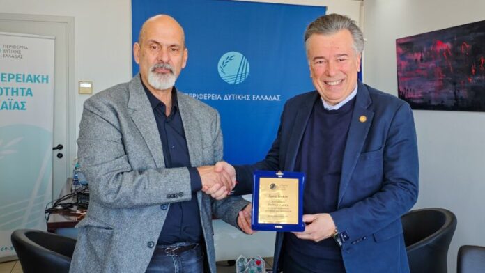 Βράβευση τιμητικής πλακέτας στον Καθηγητή Στ. Ταραβήρα από την Π.Δ.Ε.