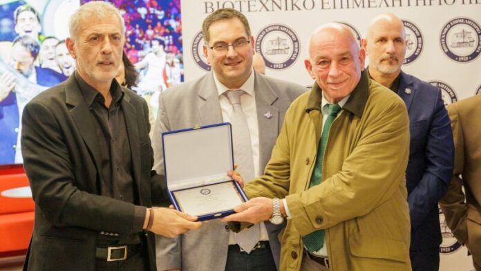 Τιμητική διάκριση για τον Δήμαρχο Γ. Μώραλη από το Βιοτεχνικό Επιμελητήριο Πειραιά