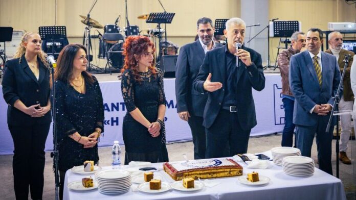 Ο Δήμαρχος Πειραιά στην τελετή κοπής βασιλόπιτας της Ένωσης Μανιατών