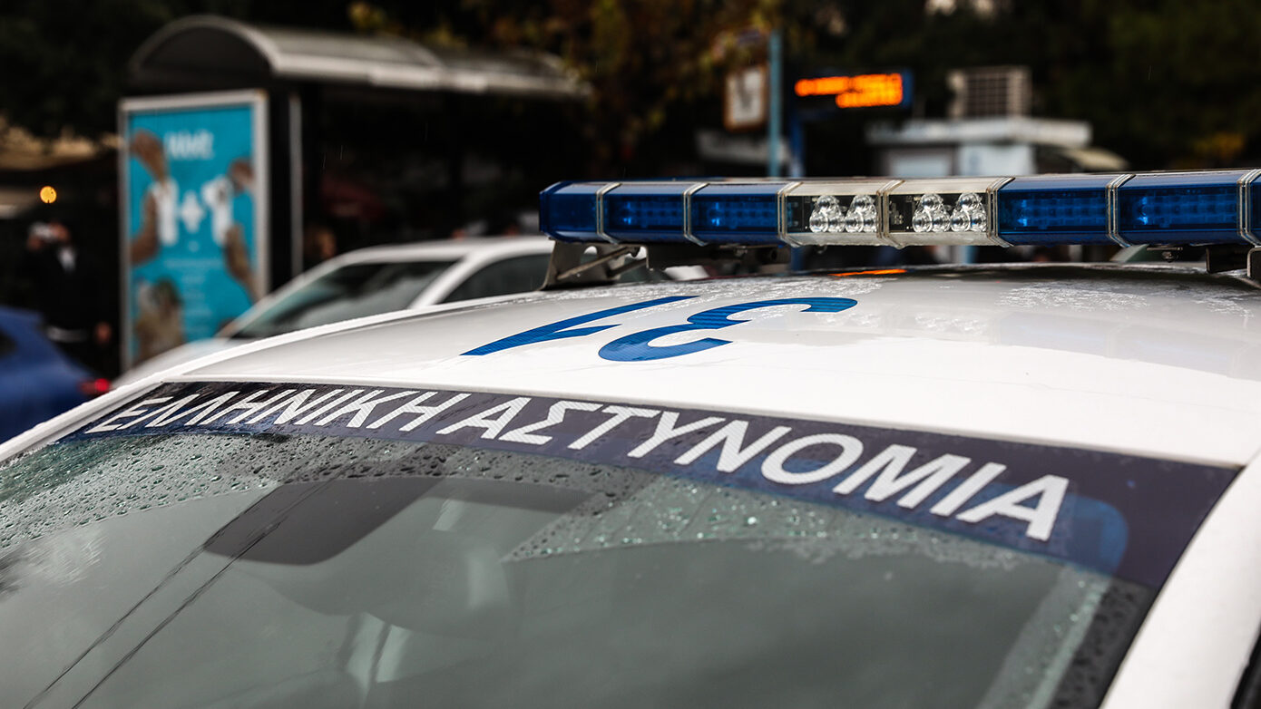 Κέντρο πλαστών εγγράφων στην καρδιά της Αθήνας – 900 κλεμμένα διαβατήρια στα χέρια των αρχών
