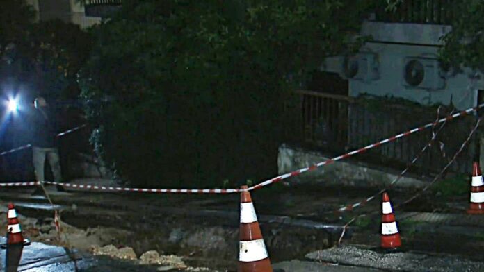 Ρέμα πλημμύρισε στο Πικέρμι, καθίζηση στο Πολύγωνο εξαιτίας καταιγίδας