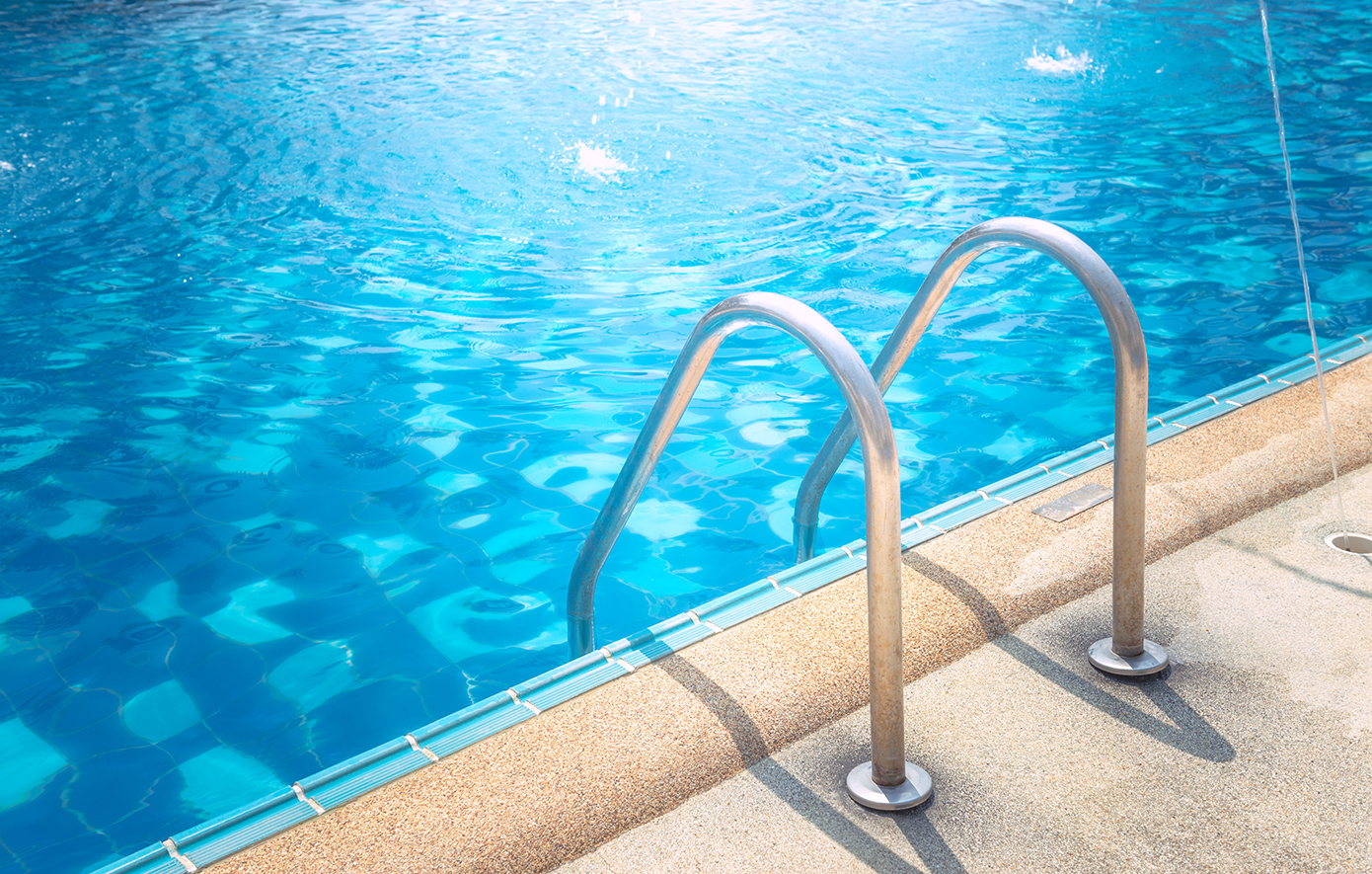 Το μυστικό κόλπο με τις παράνομες πισίνες – Από «ρηχό» αυλάκι σε… τζακούζι