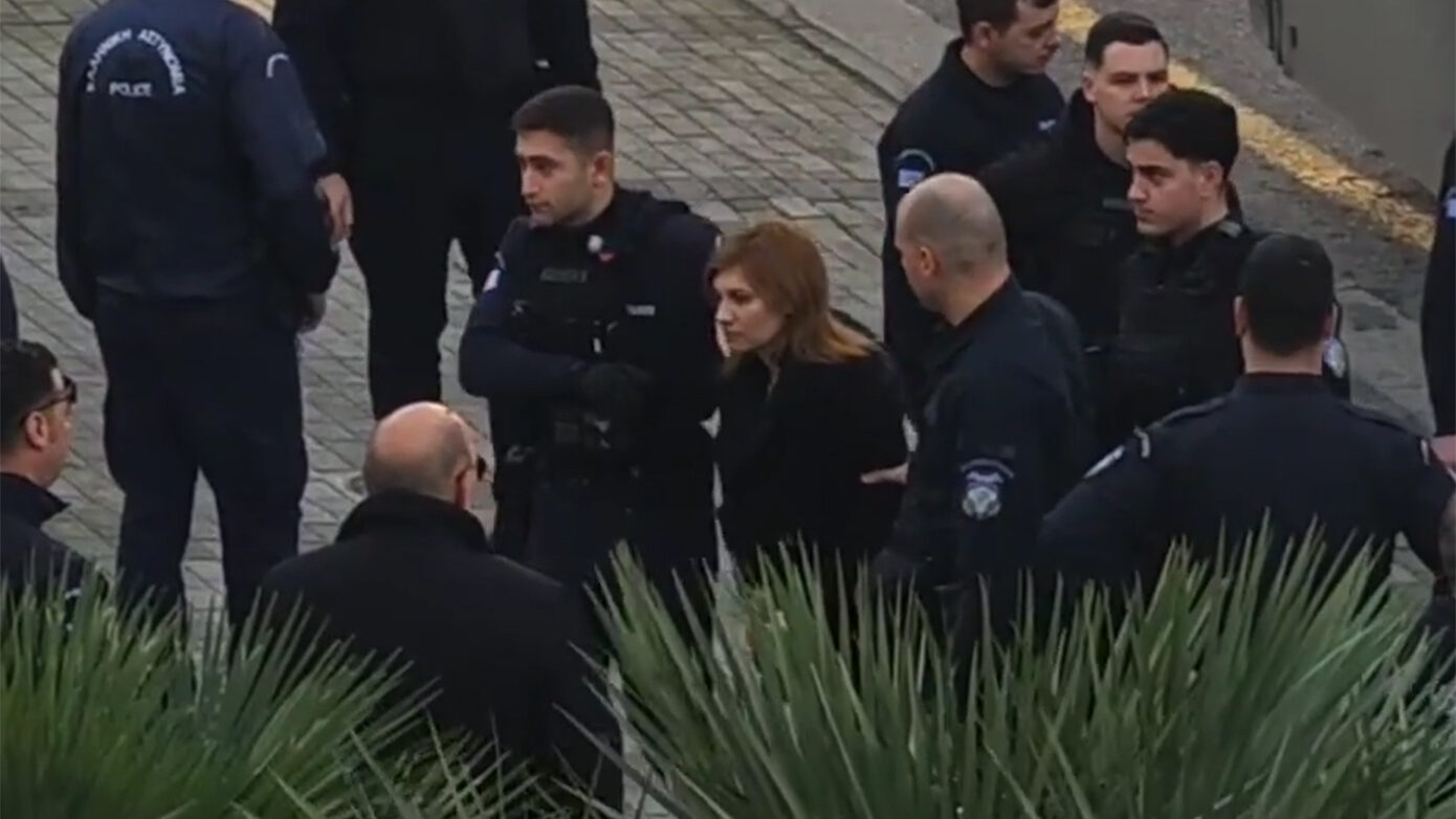 Με μπαστούνι και υποβασταζόμενη η Ρούλα Πισπιρίγκου στο Εφετείο