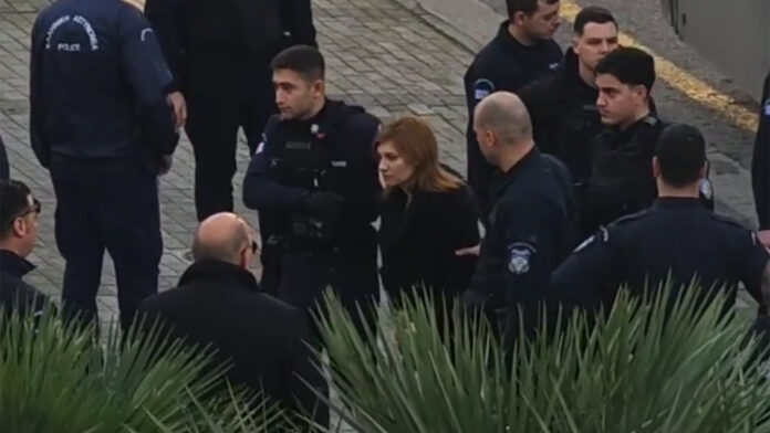 Με μπαστούνι και υποβασταζόμενη η Ρούλα Πισπιρίγκου στο Εφετείο