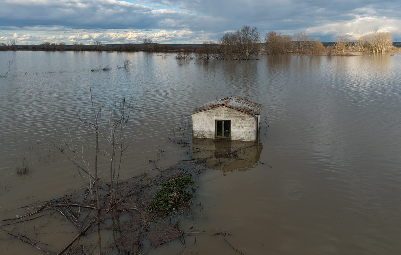 Σε «κόκκινος» συναγερμός παραμένει ο Έβρος – Στρατός και κάτοικοι «χτίζουν» άμυνα με σάκους και μηχανήματα