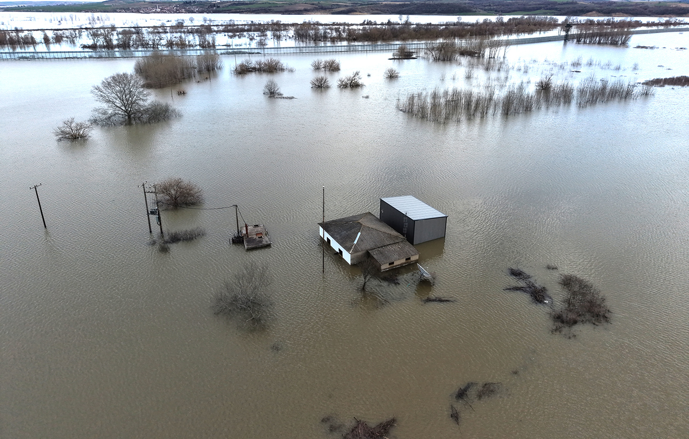 Σκηνές καταστροφής στον Έβρο – Αγώνας στο Σουφλί για τη διάσωση 40.000 στρεμμάτων, κρίσιμες οι επόμενες ώρες