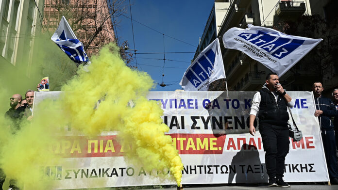 Καπνογόνα στην πορεία των ταξιτζήδων προς το Μέγαρο Μαξίμου – «Ανυποχώρητοι απέναντι στην κυβέρνηση»