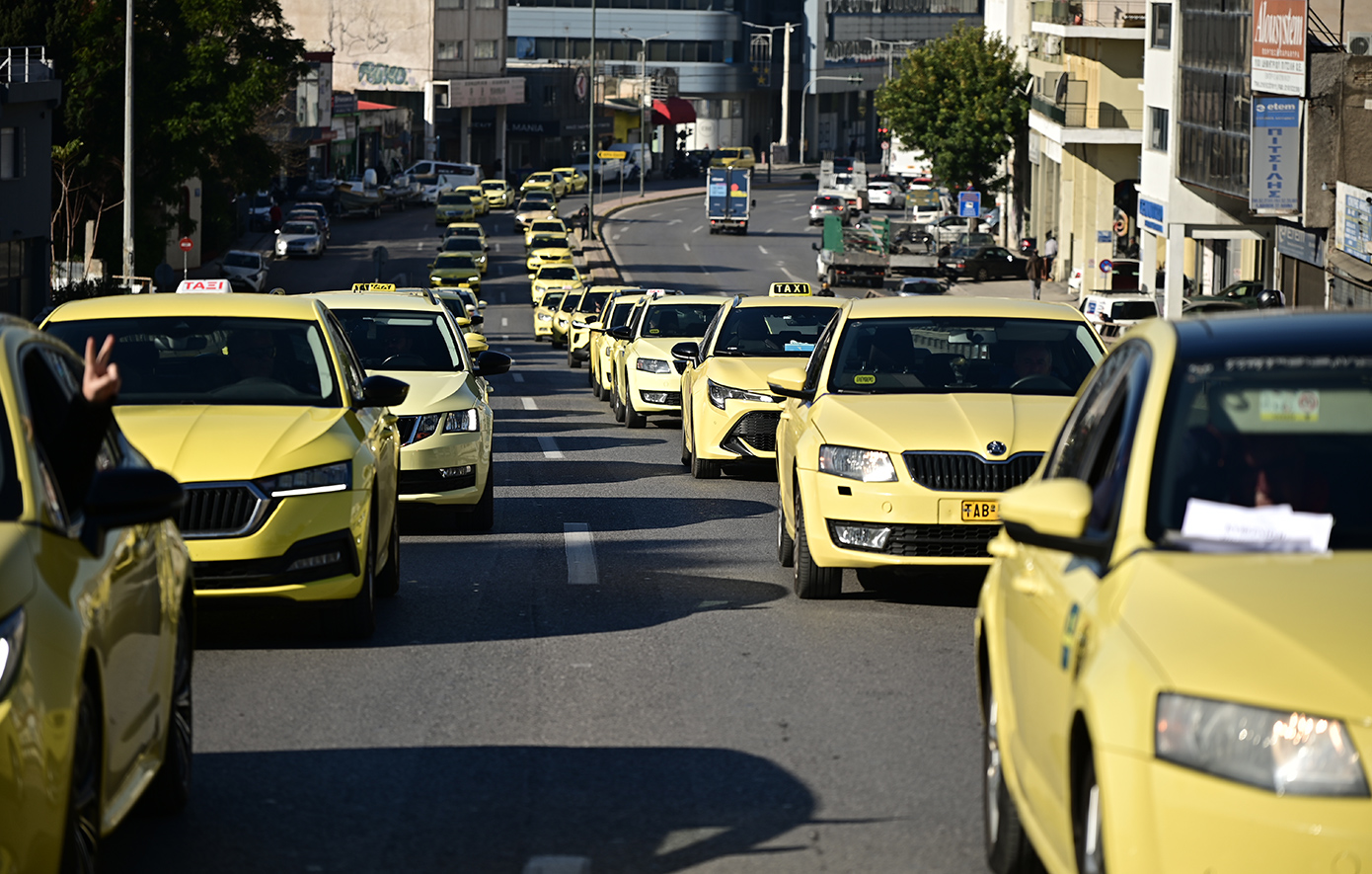 Χειρόφρενο για τρεις ημέρες τραβούν οι οδηγοί ταξί