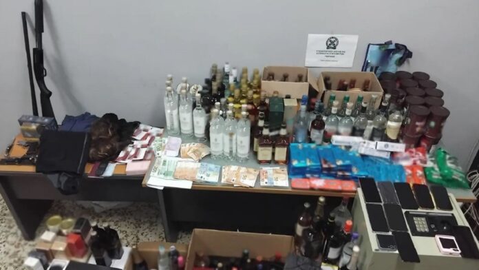 Συμμορία αφαιρούσε ποτά από μαγαζιά στην Αττική – Επιτίθονταν και απειλούσαν αν τους συνελάμβαναν