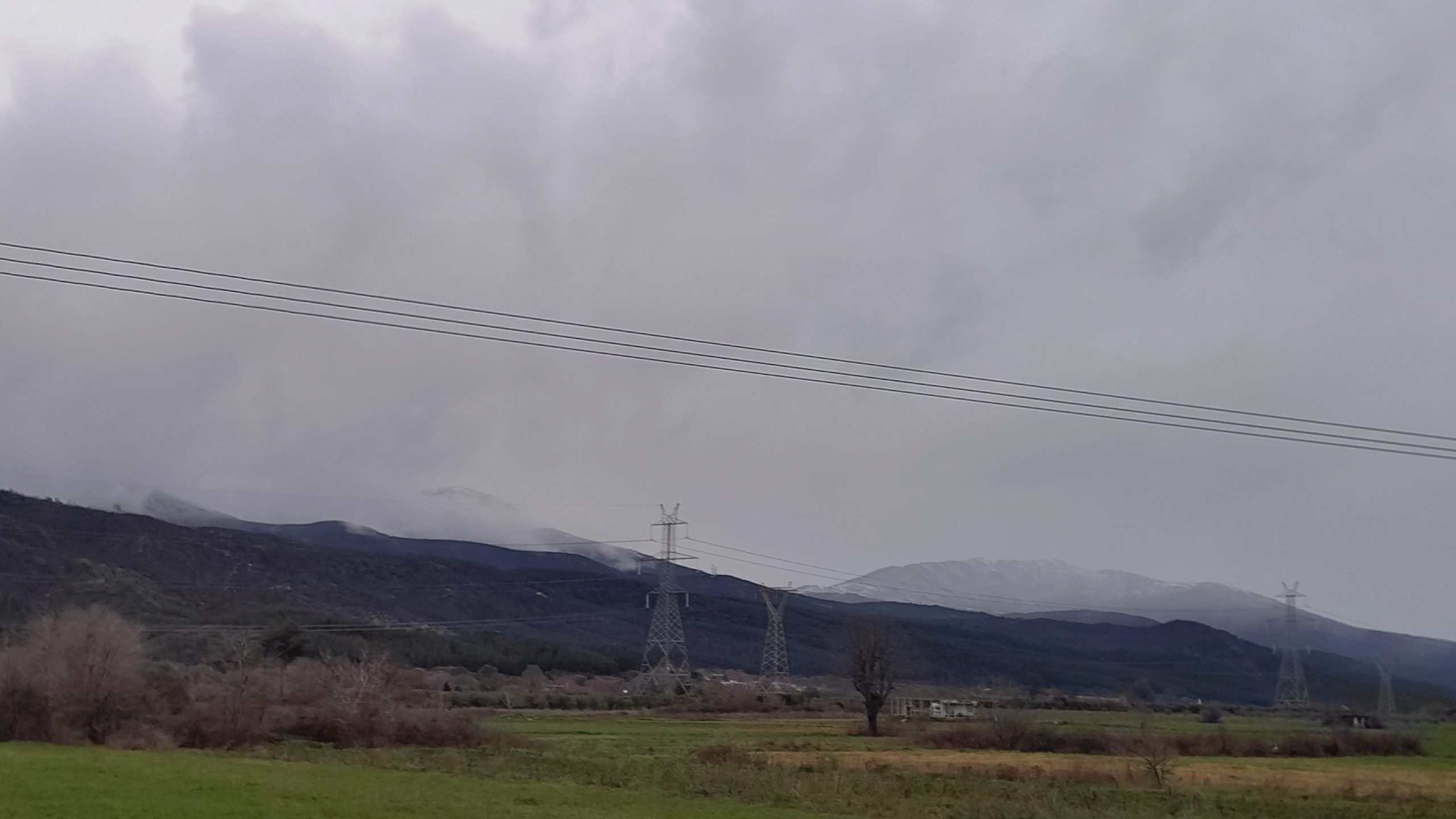Από το βροχερό στο χιονισμένο τοπίο η Ροδόπη – Κλειστά σχολεία σε Κέχρο, Εσοχή και Μυρτίσκη