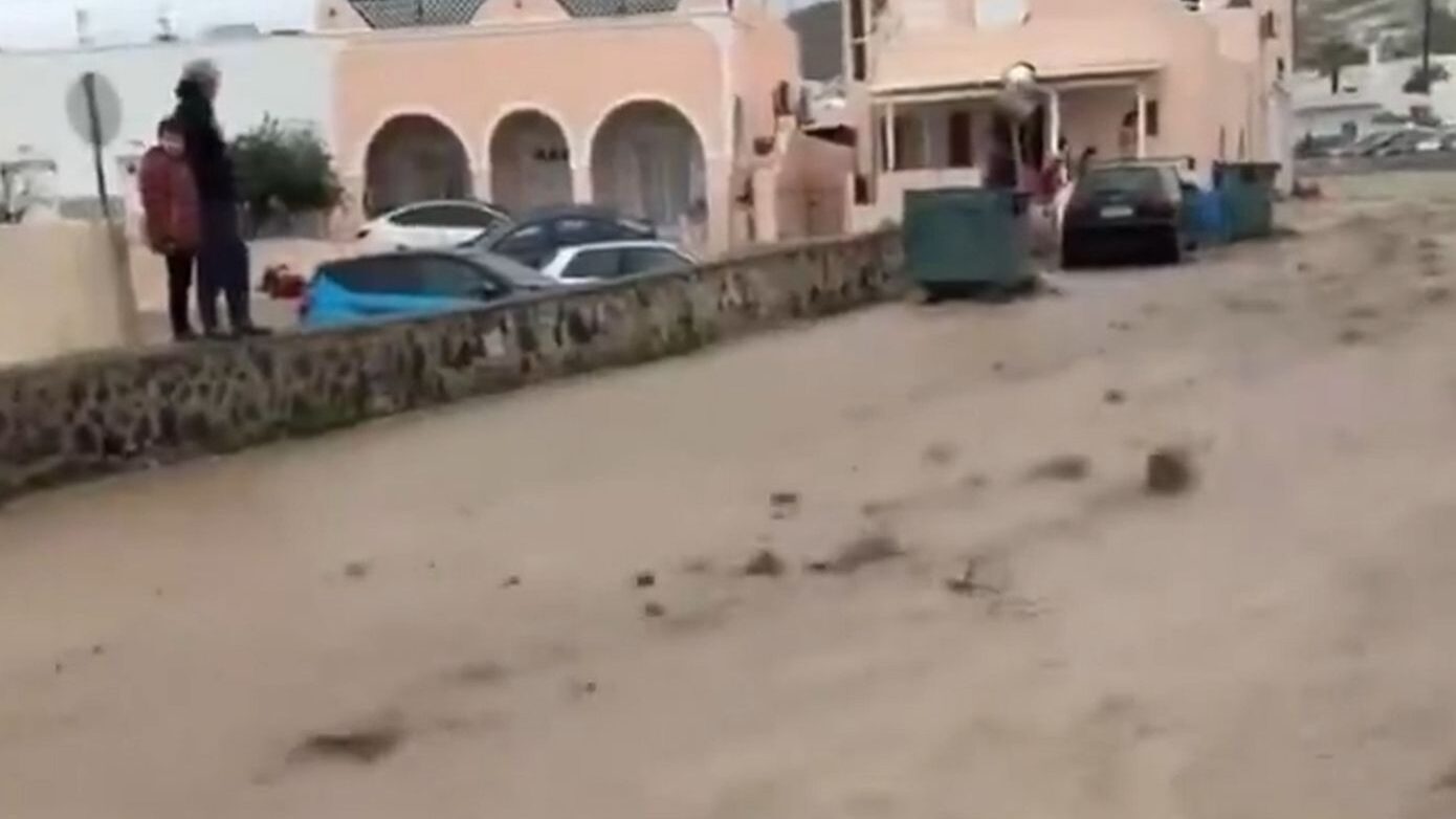 Κακοκαιρία: Χάος σε Λήμνο, Σαντορίνη, Πάρο, Σάμο και Κεφαλονιά – Δρόμοι και σοκάκια έγιναν ποτάμια