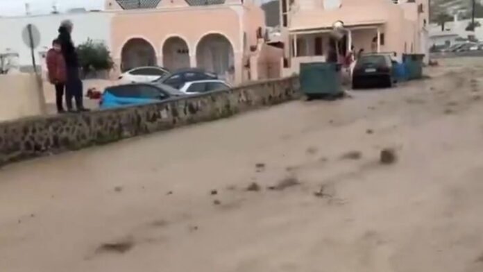 Κακοκαιρία: Χάος σε Λήμνο, Σαντορίνη, Πάρο, Σάμο και Κεφαλονιά – Δρόμοι και σοκάκια έγιναν ποτάμια