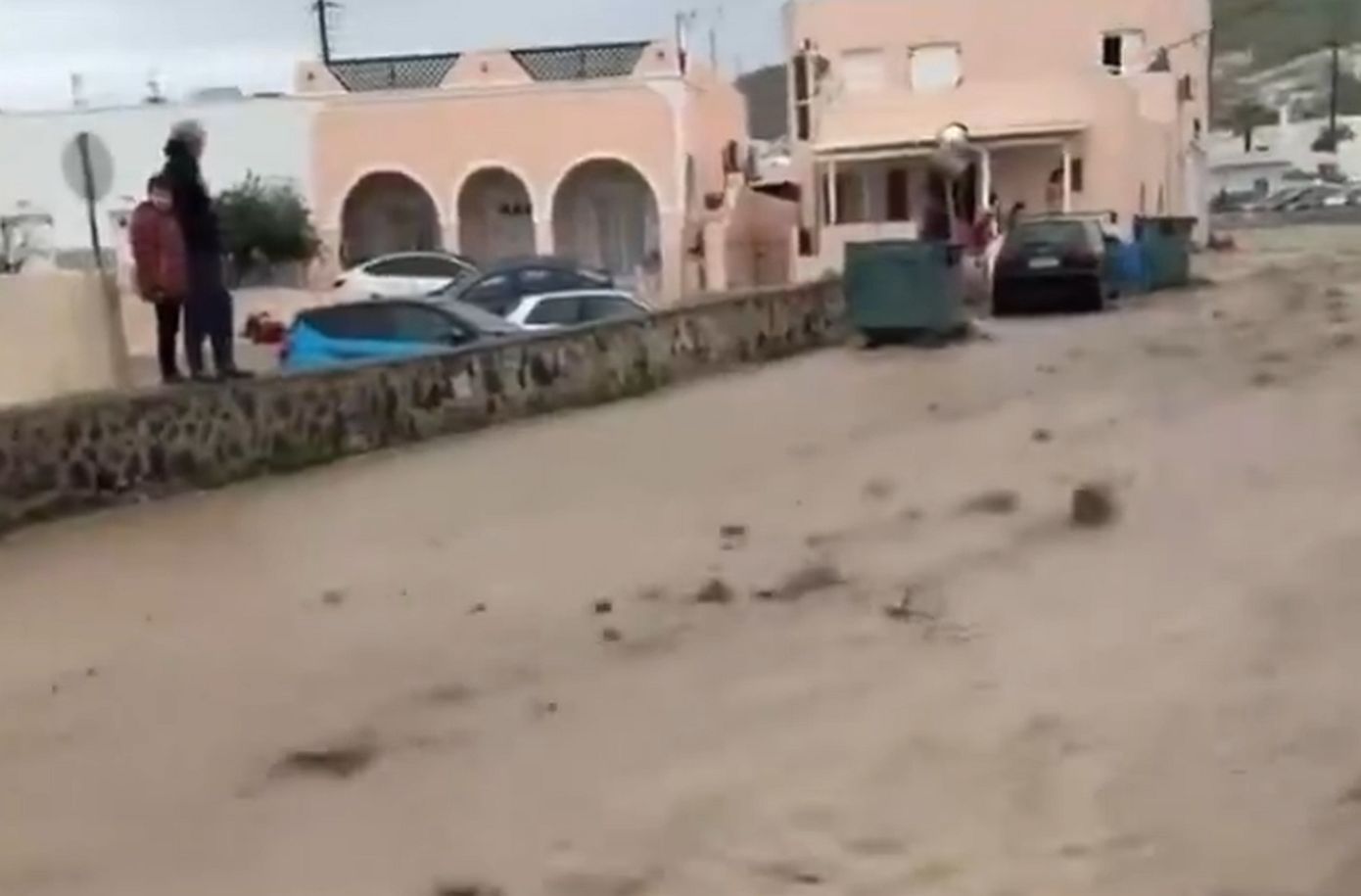 Κακοκαιρία: Χάος σε Λήμνο, Σαντορίνη, Πάρο, Σάμο και Κεφαλονιά – Δρόμοι και σοκάκια έγιναν ποτάμια