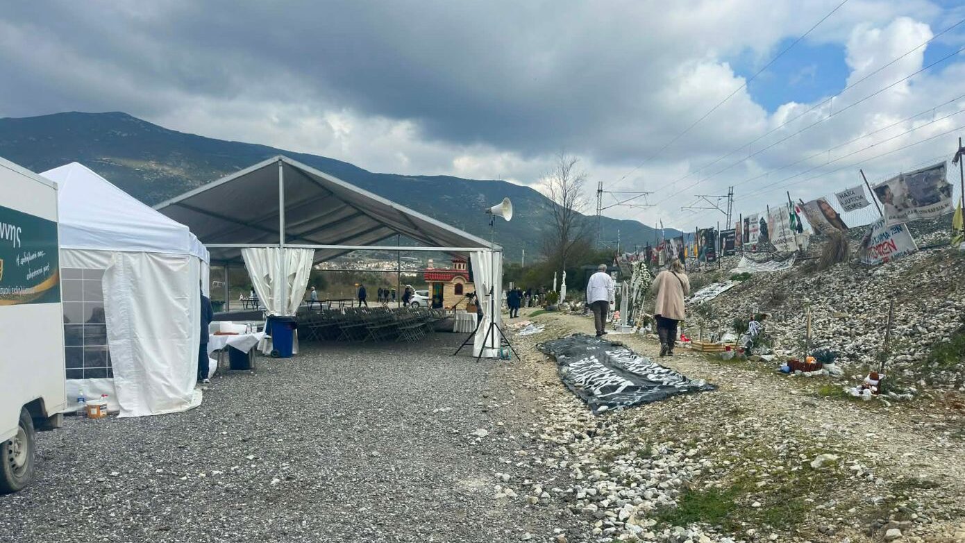 Οικογένειες των θυμάτων του δυστυχήματος των Τεμπών συναντώνται στο σημείο της τραγωδίας
