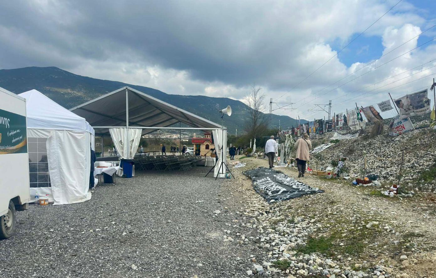 Οικογένειες των θυμάτων του δυστυχήματος των Τεμπών συναντώνται στο σημείο της τραγωδίας
