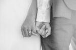 Η Γαλλία καταργεί το «συζυγικό σεξουαλικό δικαίωμα» στον γάμο – Ποια η κατάσταση στην Ελλάδα