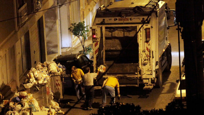 Ανατροπή απορριμματοφόρου στην Περιφερειακή Αιγάλεω – Τραυματισμός του οδηγού
