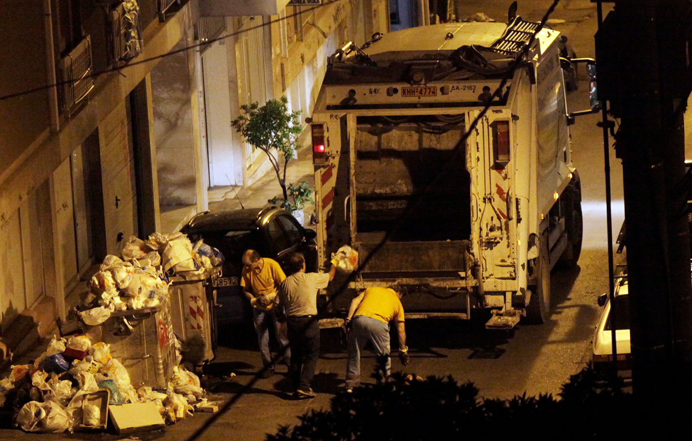 Ανατροπή απορριμματοφόρου στην Περιφερειακή Αιγάλεω – Τραυματισμός του οδηγού