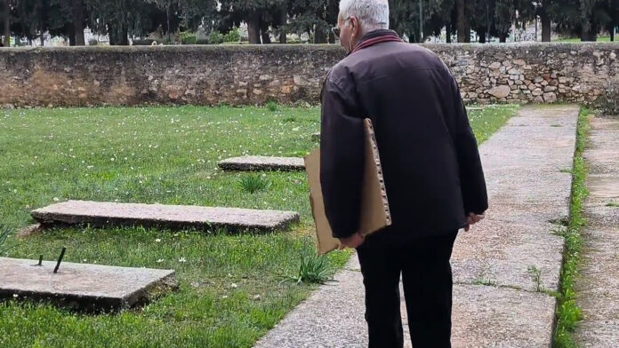 «Τέσσερα πολυβόλα μπαστακωμένα στο μπετό – Oι νεκροί έπεφταν πίσω και τους αφήναν έτσι» – Ο κ. Στράτος θυμάται την παλιά Καισαριανή