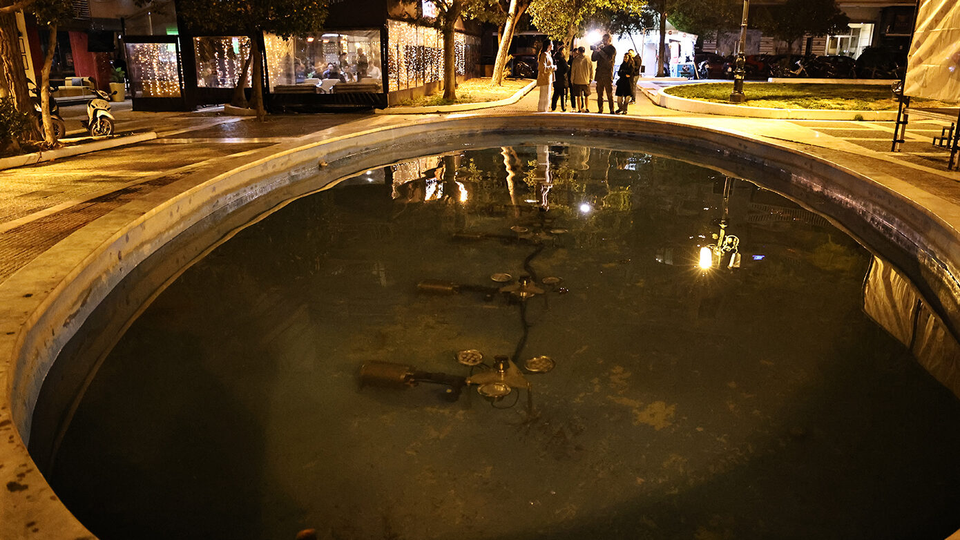«Χωρίς οξυγόνο για 50 λεπτά» το κοριτσάκι που έπεσε σε συντριβάνι στην Καλλιθέα – «Είναι νεότερο απ’ ό,τι ανέφεραν οι γονείς»