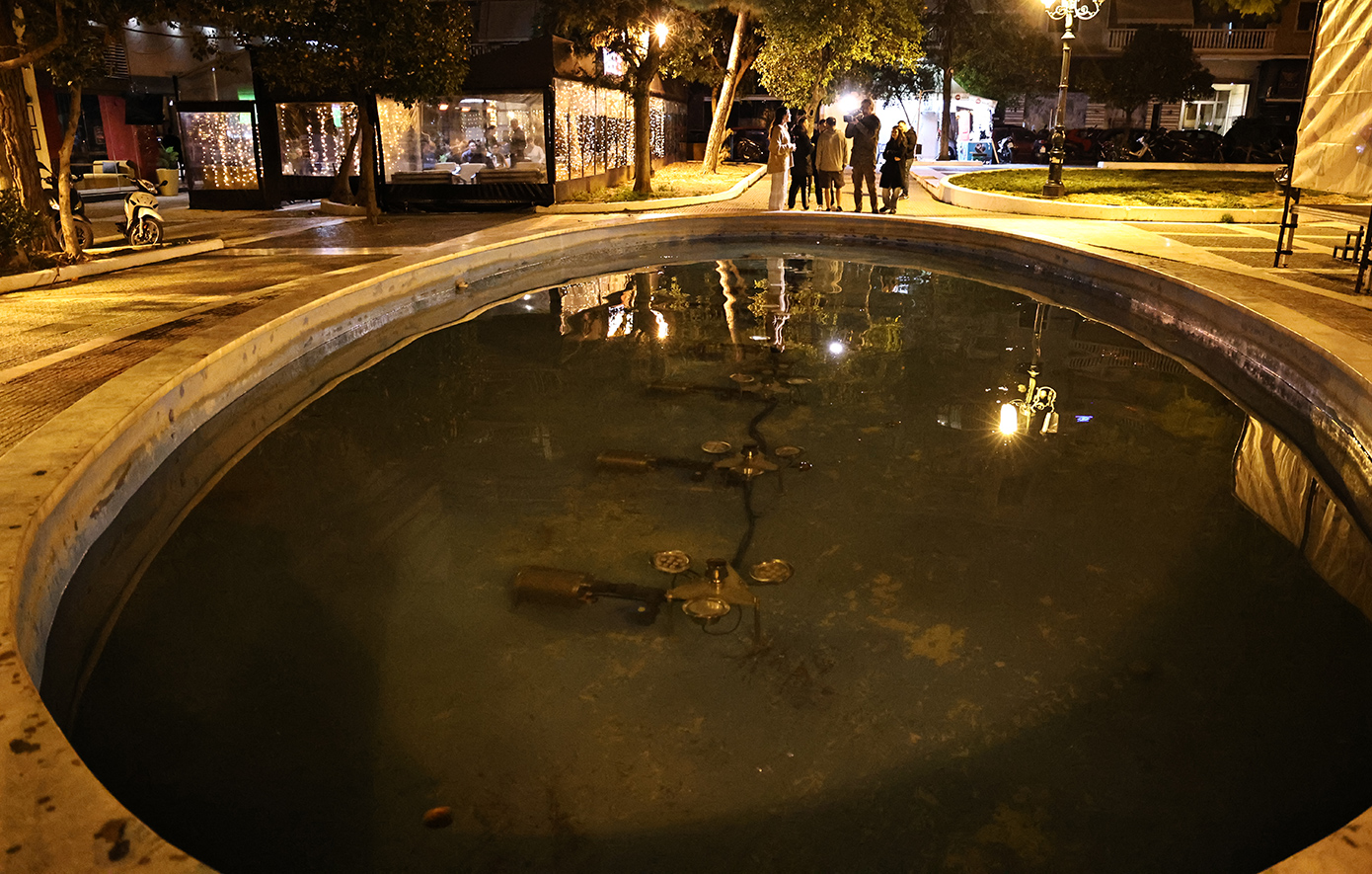 «Χωρίς οξυγόνο για 50 λεπτά» το κοριτσάκι που έπεσε σε συντριβάνι στην Καλλιθέα – «Είναι νεότερο απ’ ό,τι ανέφεραν οι γονείς»