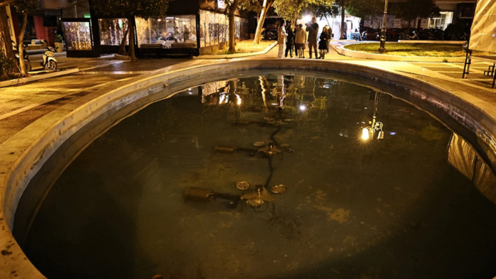 «Ο πατέρας ήταν στο τηλέφωνο, η μητέρα λίγο πιο μακριά» – Μαρτυρίες για το κοριτσάκι που έπεσε στο σιντριβάνι