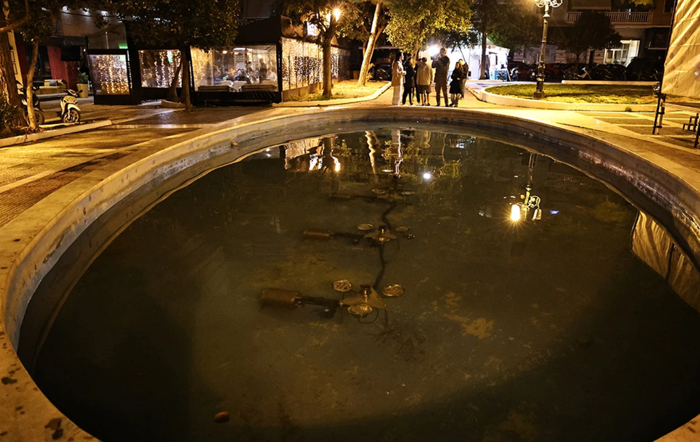 «Ο πατέρας ήταν στο τηλέφωνο, η μητέρα λίγο πιο μακριά» – Μαρτυρίες για το κοριτσάκι που έπεσε στο σιντριβάνι