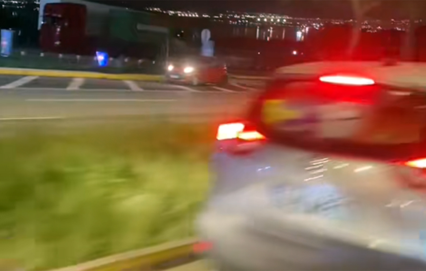 Απίθανο περιστατικό στη λεωφόρο Σχιστού – Οδηγούσε με όπισθεν στο αντίθετο ρεύμα για να αποφύγει την κίνηση