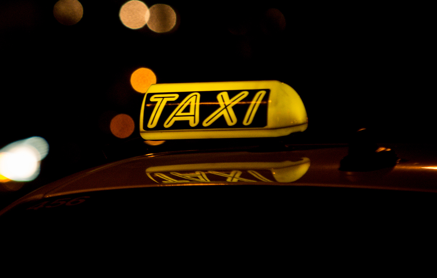 Ταξί ανατράπηκε αφού παραβίασε μονόδρομο – Καταζητείται ο οδηγός