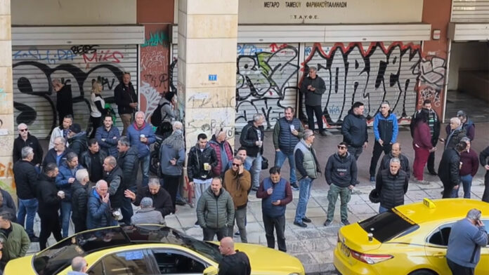 Ξεκίνησε η πορεία των ταξί προς το Μέγαρο Μαξίμου – Με απεργία διαρκείας προειδοποιεί ο Λυμπερόπουλος