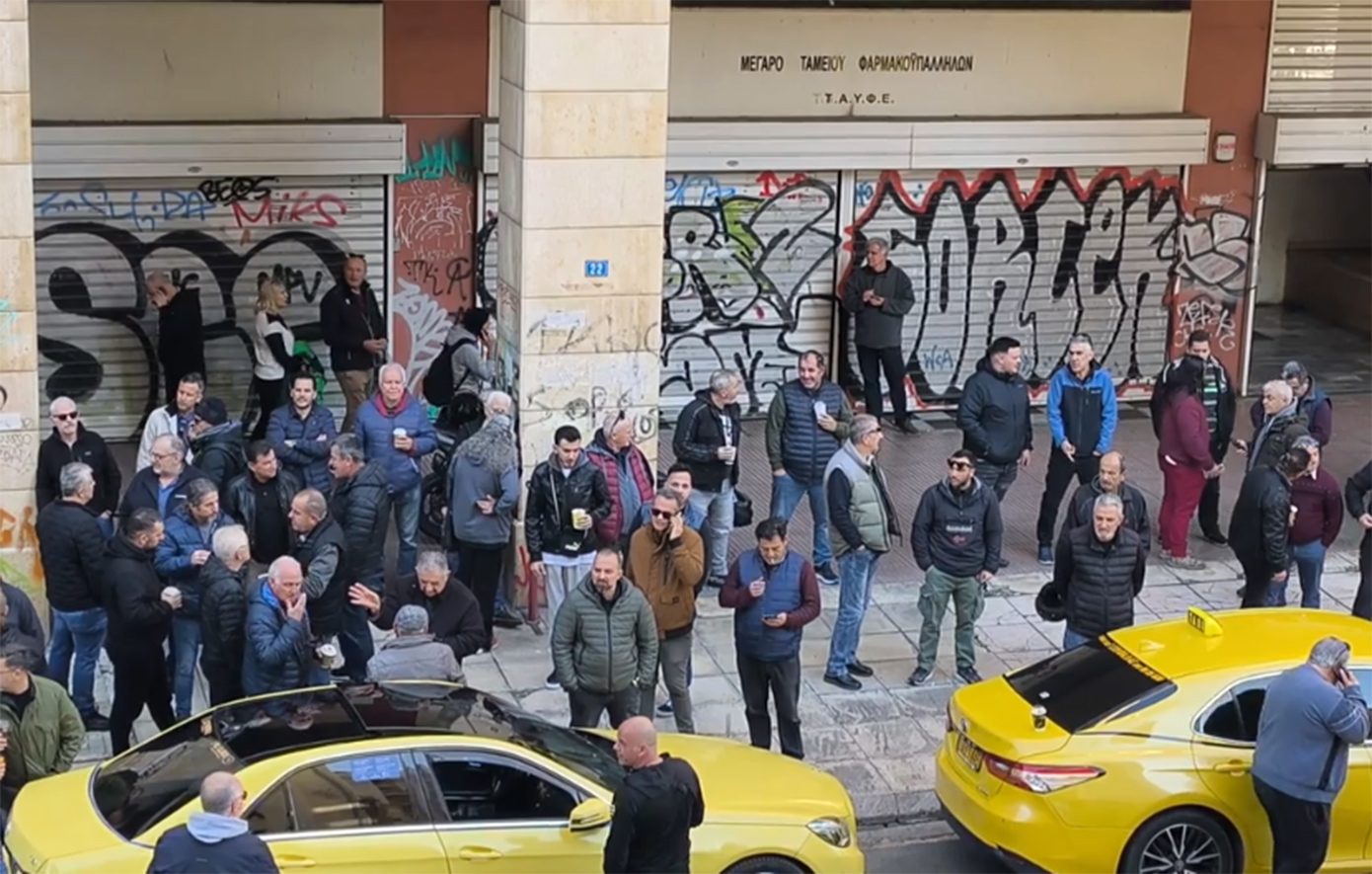 Ξεκίνησε η πορεία των ταξί προς το Μέγαρο Μαξίμου – Με απεργία διαρκείας προειδοποιεί ο Λυμπερόπουλος